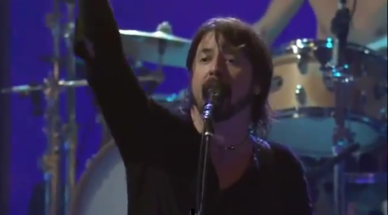 Dave Grohl kicks out a fighting fan from his concert